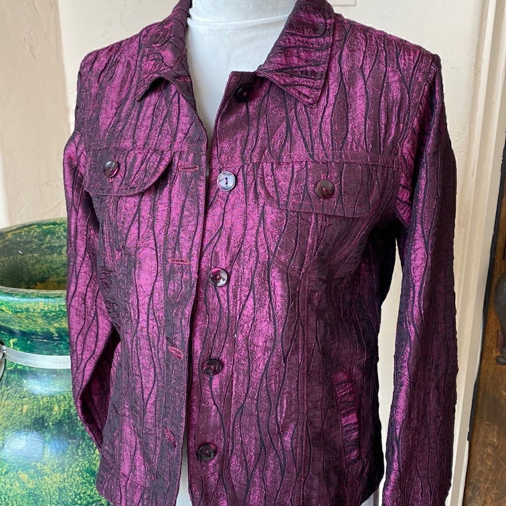 Unique crinkle fabric makes this jacket stand out! Size sm by roughrider